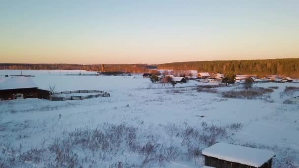 Letí Přes Vesnici Pole Pokryté Sněhem Čas Západu Slunce Zimní — Stock video