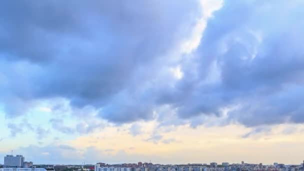 Nubes Rápidas Sobre Ciudad Kaliningrado Rusia Vídeo Ultrahd — Vídeo de stock