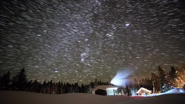 冬天星空的背景下的小房子 以线条的形式留下痕迹 Ultrahd — 图库视频影像