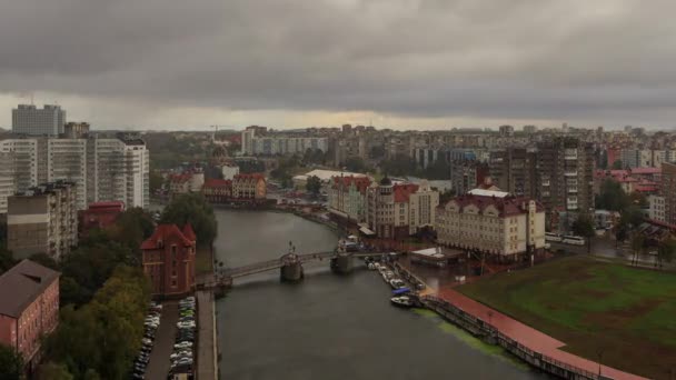 城市上空的雨 俄罗斯加里宁格勒市的中心部分 时间流逝 — 图库视频影像