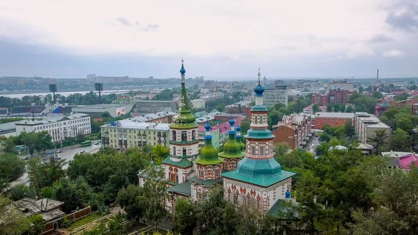 Rusia, Irkutsk - 26 de julio de 2018: Iglesia de la Santa Cruz, Iglesia Ortodoxa, Iglesia Protestante, Desde Dron —  Fotos de Stock