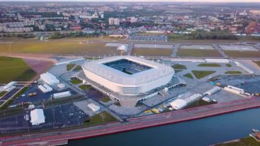 Rusya, Kaliningrad-24 Eylül, 2018: gün batımında havadan görünüm. Stadium Kaliningrad-Kaliningrad futbol stadyumu, 2018 FIFA Dünya Kupası maçları için 2018 yılında inşa edilmiştir. Video. UltraHD (4k)