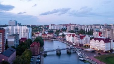 Akşamları, Kaliningrad kentinin ışıkları aydınlatılmıştır. Rusya. Zaman atlamalı. Video. UltraHD (4k)