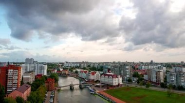 Bulutlar gökyüzüne hızlıca hareket ederler. Jubilee Köprüsü, balık Köyü, Pregolya Nehri 'nin kanalları. Rusya. Video. UltraHD (4k)