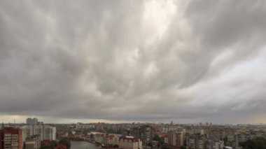 Şehirde yağmur yağıyor. Kaliningrad, Rusya şehir merkezi parçası. Zaman atlamalı. Video. UltraHD (4k)