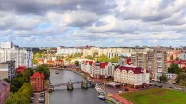 Hızlı bulutlar. Kaliningrad şehrinin merkezi bölümü, balık köyü Embankment, Jubilee Köprüsü. Kaliningrad, Rusya Federasyonu. Zaman atlamalı. Video. UltraHD (4k)