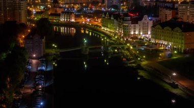 Geceden gündüze uzun bir geçiş. Kaliningrad şehir merkezi. Balık Köyü ve Jübile Köprüsü manzarası. Zaman atlamalı. Video. Ultrahd (4k))