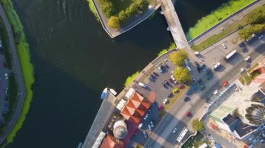 Rusya, Kaliningrad-21 Eylül, 2018: Kaliningrad kentinin merkezi bölümü, balık köyü 'nin Embankment. Video. UltraHD (4k)
