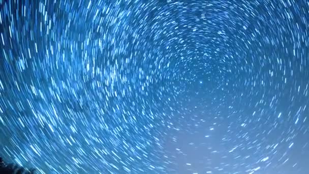 Le ciel étoilé tourne autour de l'étoile polaire. Laissez des traces sous forme de lignes. Winter, Russie. Vidéo. UltraHD (4K )