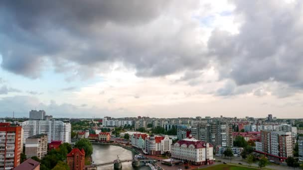 구름이 하늘을 가로질러 빠르게 움직입니다 주빌리 브리지 빌리지 러시아 비디오 — 비디오