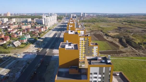 Nuevos Edificios Una Nueva Zona Ciudad Ekaterimburgo Construcción Casas Parques — Vídeo de stock