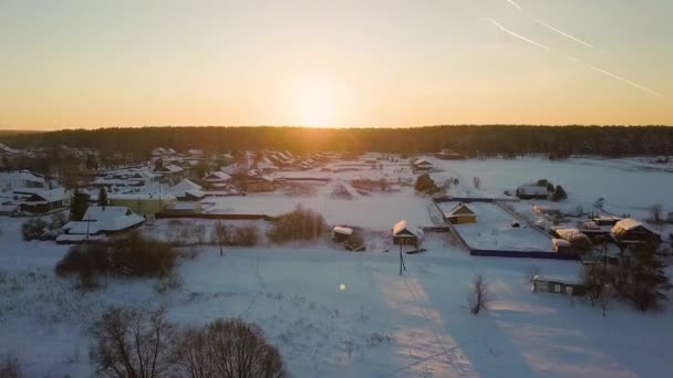 Letěli Zasněžené Vody Zasněžené Vesnici Zima Jasné Počasí Západ Slunce — Stock video