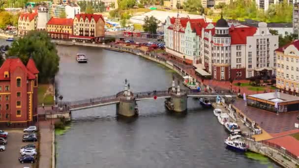 Nubes Rápidas Parte Central Ciudad Kaliningrado Embankment Puente Del Jubileo — Vídeo de stock