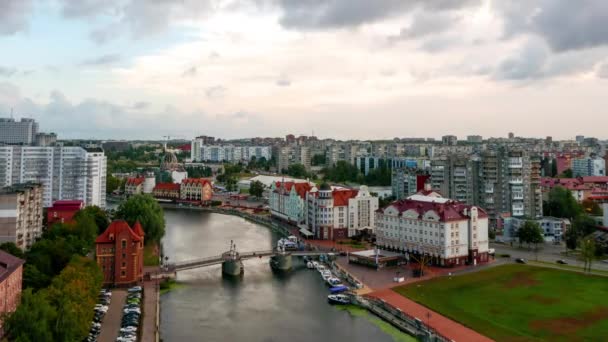 雲が大空を横切って素早く動く ジュビリー橋 プレゴリャ川のチャンネル ロシア ビデオ — ストック動画