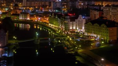 Geceden güne uzun geçiş. Kaliningrad şehir merkezi. Balık Köyü ve Jubilee Köprüsü görünümü. Zaman atlamalı. Video