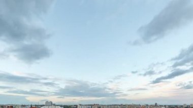 Güneş gün bulut gece geçiş. Kaliningrad şehir merkezi, Rusya. Zaman atlamalı. Video. UltraHD (4k)