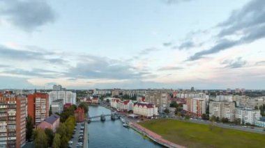 Güneş gün bulut gece geçiş. Kaliningrad şehir merkezi, Rusya. Balık Köyü ve Jubilee Köprüsü görünümü. Timelapse. Video. UltraHD (4k)