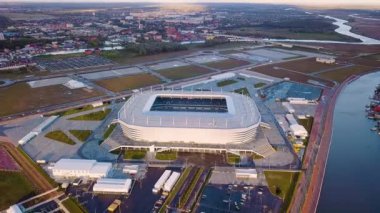 Rusya, Kaliningrad-24 Eylül, 2018: gün batımında havadan görünüm. Stadium Kaliningrad-Kaliningrad futbol stadyumu, 2018 FIFA Dünya Kupası maçları için 2018 yılında inşa edilmiştir. Video. UltraHD (4k)