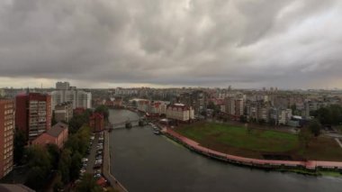 Şehirde yağmur yağıyor. Kaliningrad, Rusya şehir merkezi parçası. Zaman atlamalı. Video. UltraHD (4k)