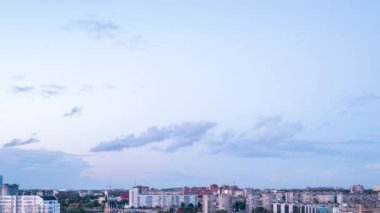 Akşamları, Kaliningrad kentinin ışıkları aydınlatılmıştır. Rusya. Zaman atlamalı. Video. UltraHD (4k)