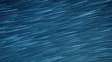 Yıldızlı gökyüzü. Ay yükseliyor. Çizgiler şeklinde izler bırakın. Video. Ultrahd (4k))