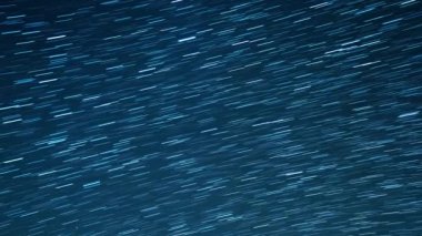 Yıldızlı gökyüzü. Ay yükseliyor. Çizgiler şeklinde izler bırakın. Video. Ultrahd (4k))