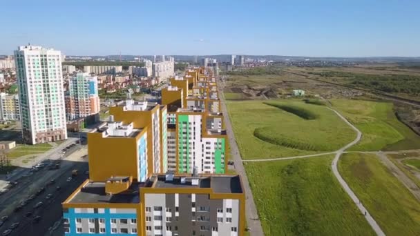 エカテリンブルクの街の新しいエリアに新しい建物 公園や道路の建設 いくつかの新しい家の上に迅速な飛行 ロシア ビデオ Ultrahd — ストック動画