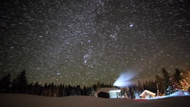 Маленький Домик Фоне Звездного Неба Зимой Оставляют Следы Виде Линий — стоковое видео