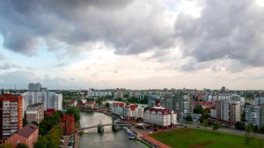 Bulutlar gökyüzüne hızlıca hareket ederler. Jubilee Köprüsü, balık Köyü, Pregolya Nehri 'nin kanalları. Rusya. Video. UltraHD (4k)