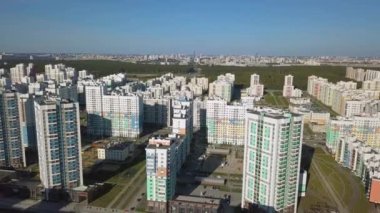 Yekaterinburg şehir yeni bir alanda yeni binalar. Şehir merkezinin panoramik manzarası. Iniş. Rusya. 4k