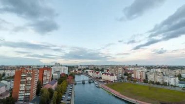 Güneş gün bulut gece geçiş. Kaliningrad şehir merkezi, Rusya. Balık Köyü ve Jubilee Köprüsü görünümü. Timelapse. 4k