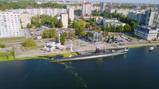 Ryssland, Kaliningrad. Ubåt B-413. Fartyg utställningar av World Ocean vid piren. Pregolya floden. 4k — Stockvideo