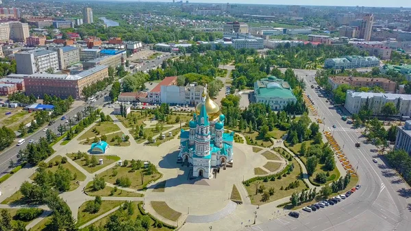 市街のパノラマの景色、聖母マリアの仮定のカテドラル.オムスク、ロシアののむのすき — ストック写真
