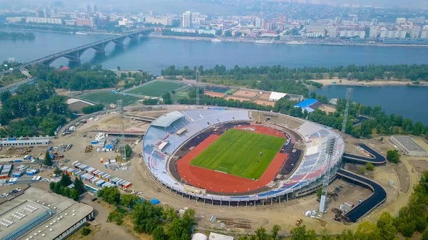 Rosja, Krasnojarsk - 23 lipca 2018: Obiekt sportowy. Stadion Centralny imieniem Lenina Komsomołu, od Dron — Zdjęcie stockowe
