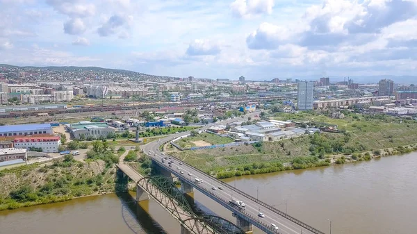 Rusko, Ulan-Ude-03 srpna 2018: Pohostinní Burjatsko. Památník, sochařství. Nainstalován na břehu řeky Selenga, z Drone — Stock fotografie