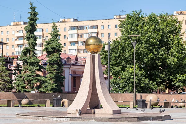 Ryssland, Tyumen - 15 juli 2018: Skulptur solen — Stockfoto