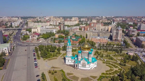 Catedral da Assunção da Bem-Aventurada Virgem Maria, vista panorâmica da cidade. Omsk, Rússia, De Dron — Fotografia de Stock