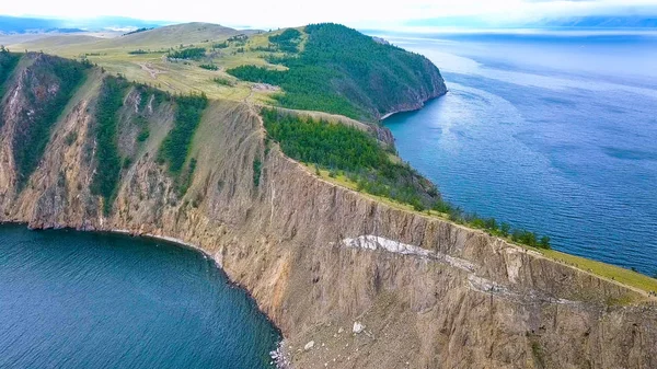 Mys Khoboy (Capo Khoboy). Russia, lago Baikal, isola di Olkhon. Il punto più settentrionale dell'isola di Olkhon, Da Drone — Foto Stock