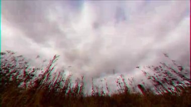 Aksaklık etkisi. Kuru Çim üzerinde bulutlar. Balık gözü lens zaman aşımı. Video. UltraHD (4k)
