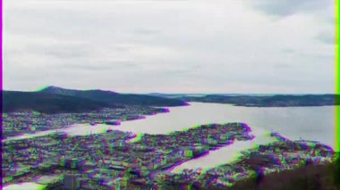 Aksaklık etkisi. Fiyord üzerinde günbatımı. Bergen, Norveç. Timelapse. Video