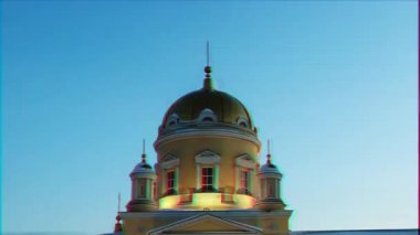 Aksaklık etkisi. Kutsal Trinity Katedrali, Yekaterinburg. Zaman atlamalı. Video