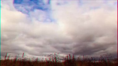 Aksaklık etkisi. Kuru Çim üzerinde bulutlar. Balık gözü lens zaman aşımı. Video. UltraHD (4k)