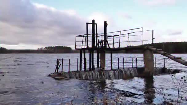 Aksaklık Etkisi Baraj Üzerinde Akar Video — Stok video