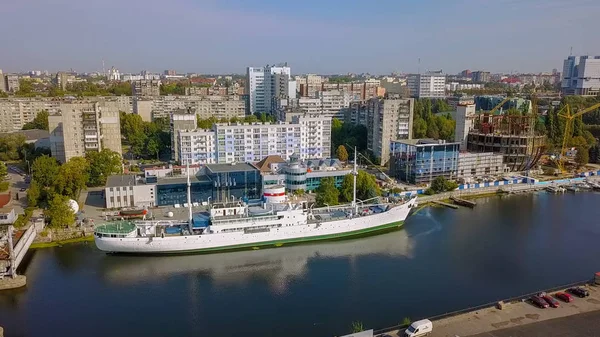 Rússia, Kaliningrado - 21 de setembro de 2018: navio de pesquisa científica VITYAZ. Exposições de navios do Museu do Oceano Mundial no cais. Rio Pregolya, De Drone — Fotografia de Stock