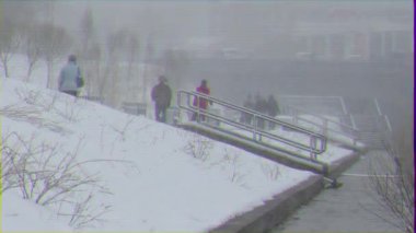 Aksaklık etkisi. Kış, kötü hava. İnsanlar gider. Yekaterinburg. Rusya. Video
