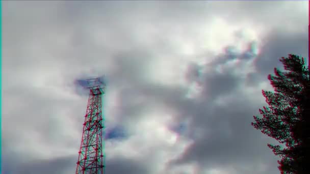 Effet scintillant. Vue tour d'acier sur un fond de nuages. Temps écoulé. Vidéo. UltraHD (4K )