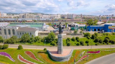 Rusya, Ulan-Ude-03 Ağustos 2018: Konuksever Buryatia. Anıt heykel. Drone üzerinden Selenge Nehri'nin kıyısında yüklü 