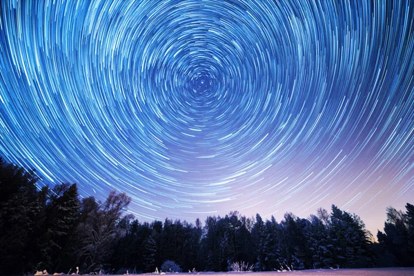 Starry sky revolves around the polar star. Leave traces in the f — Stock Photo, Image