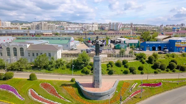 Russia, Ulan-Ude - 03 de agosto de 2018: Hospitable Buryatia. Monumento, escultura. Instalado a orillas del río Selenga, desde el dron —  Fotos de Stock