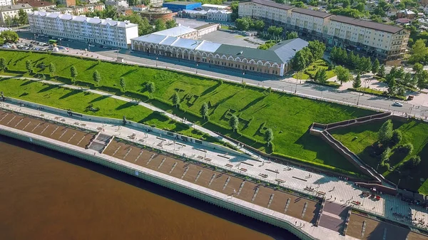 Tyumen şehir, Aşıklar Köprüsü nehir Tura çıkabilir. Rusya, Rus metin - Tyumen, Dron üzerinden — Stok fotoğraf